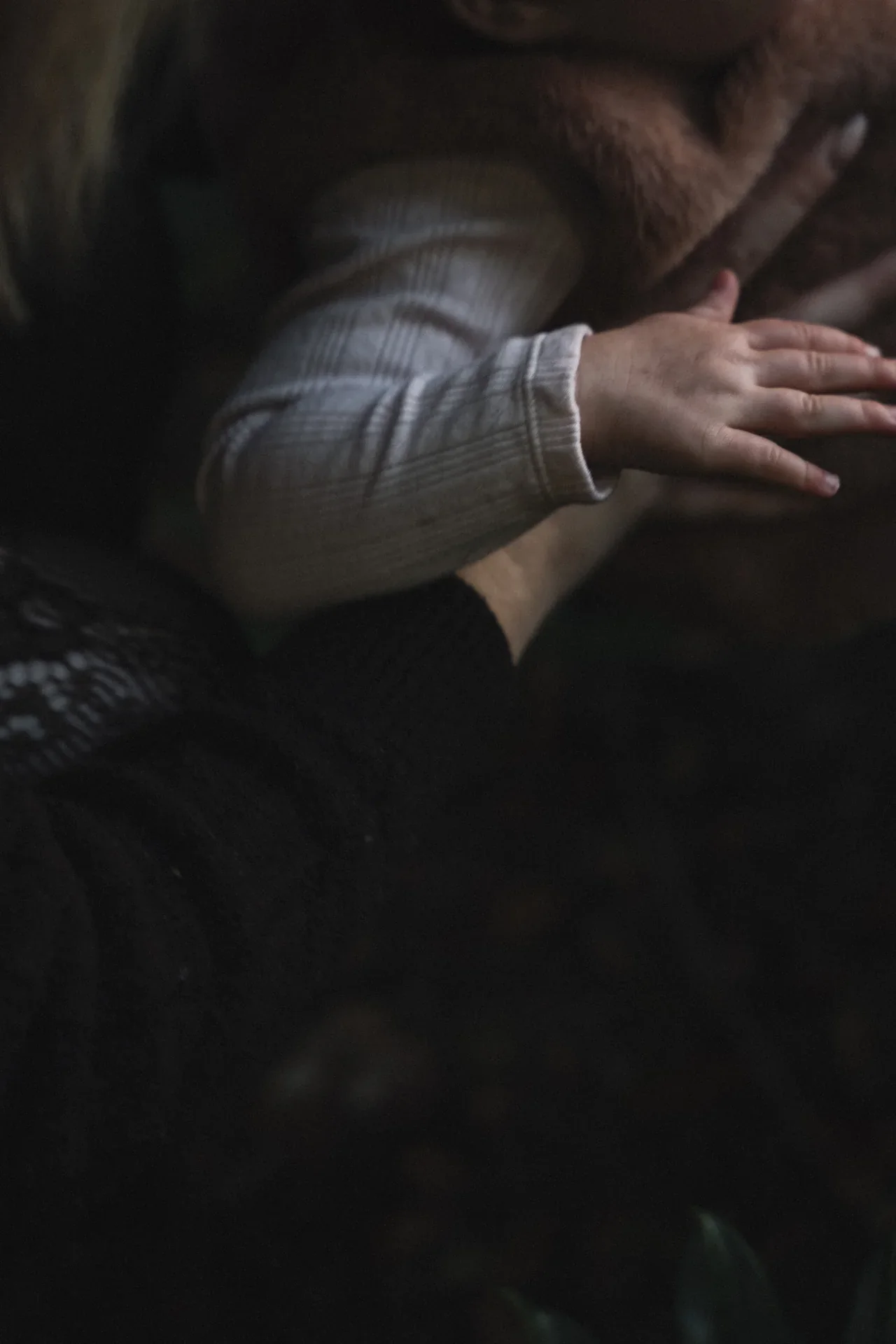 Une petite main d’enfant posée sur celle d’un adulte