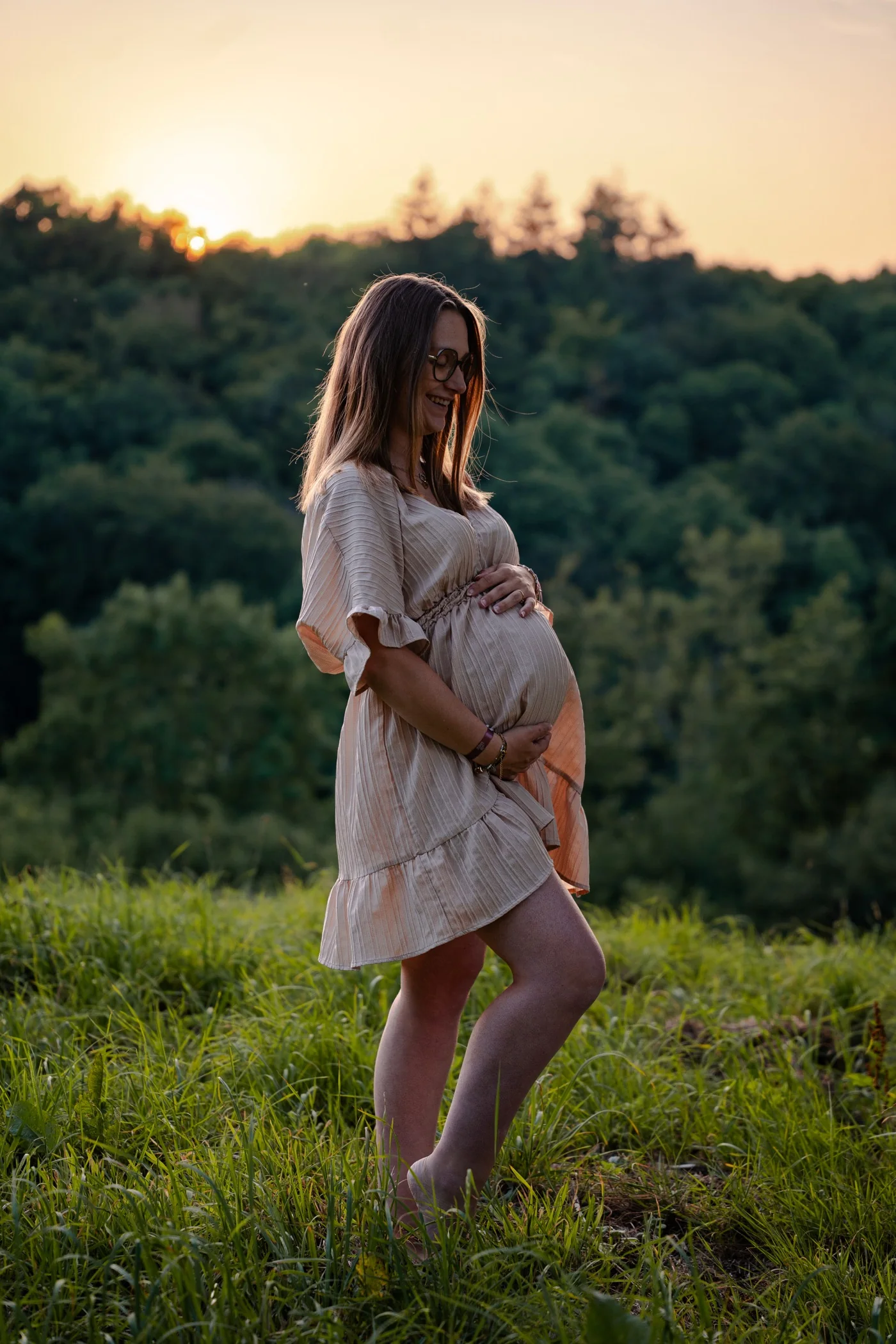 Une grossesse photographiée dans la douceur du soir