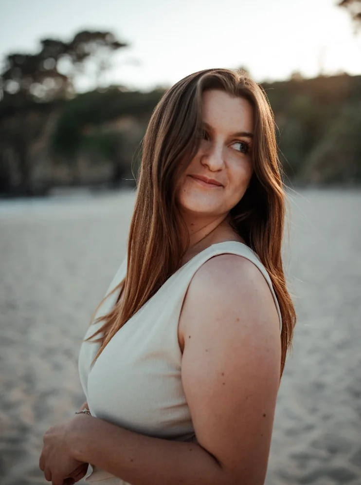 Un portrait au regard tourné vers la lumière sur une plage