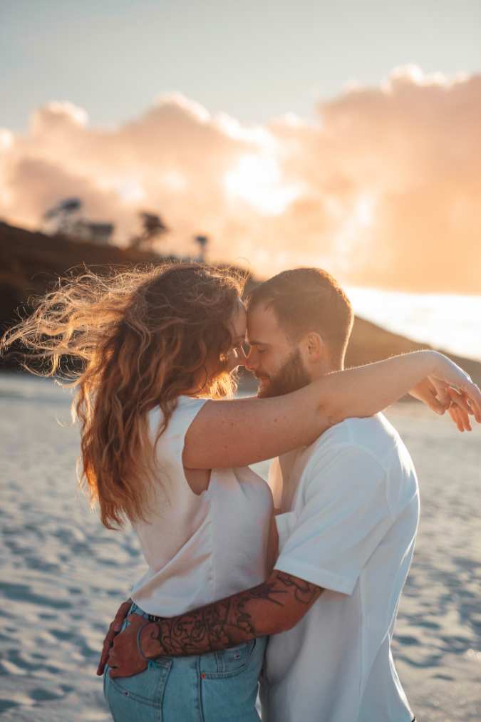 Shooting photo couple sur une plage de Bretagne par photographe professionnelle